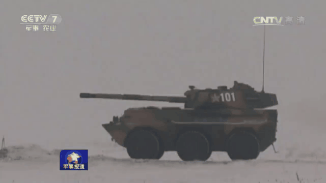 高原上的狼群！解放军PTL02突击炮怒射模拟靶