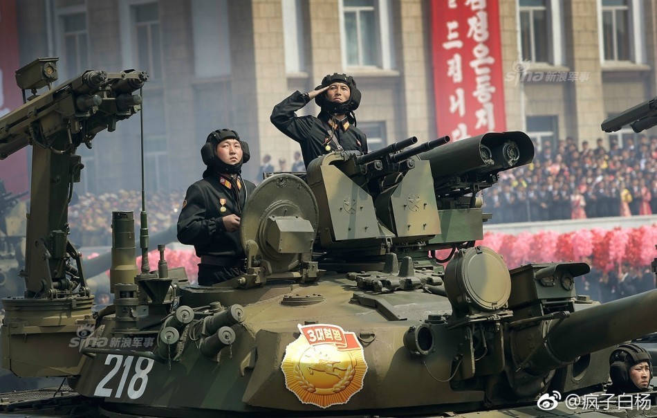 1 / 11 朝鲜阅兵式的领队:金程哲陆军上将和坦克方阵.