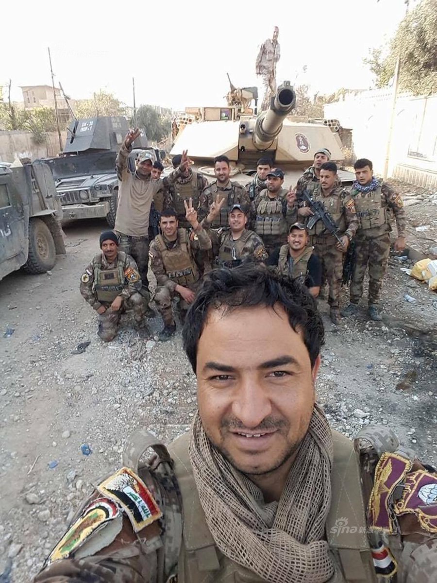 心都暖化了!伊拉克政府军士兵牵着小女孩撤离