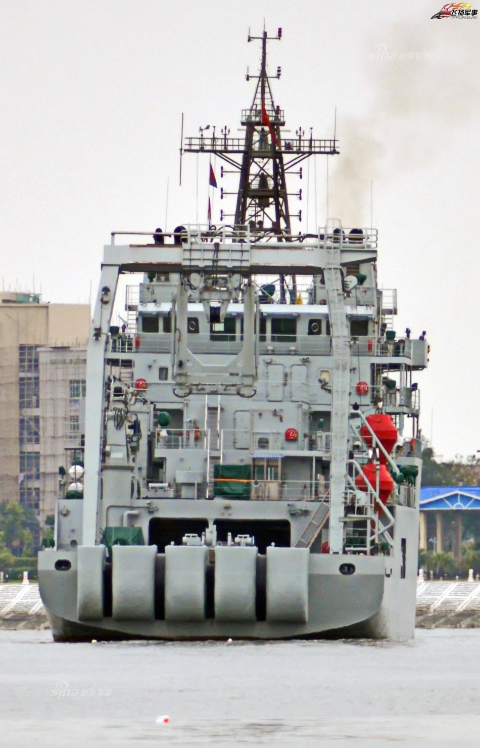 6 / 15 有军迷在雨中拍下了解放军湛江军港里的部分军舰,其中168广州