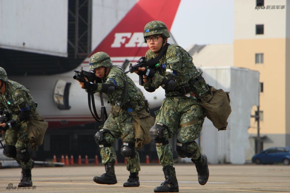 台军草莓陆航特种兵天兵操演 叫嚣铸造空中长城
