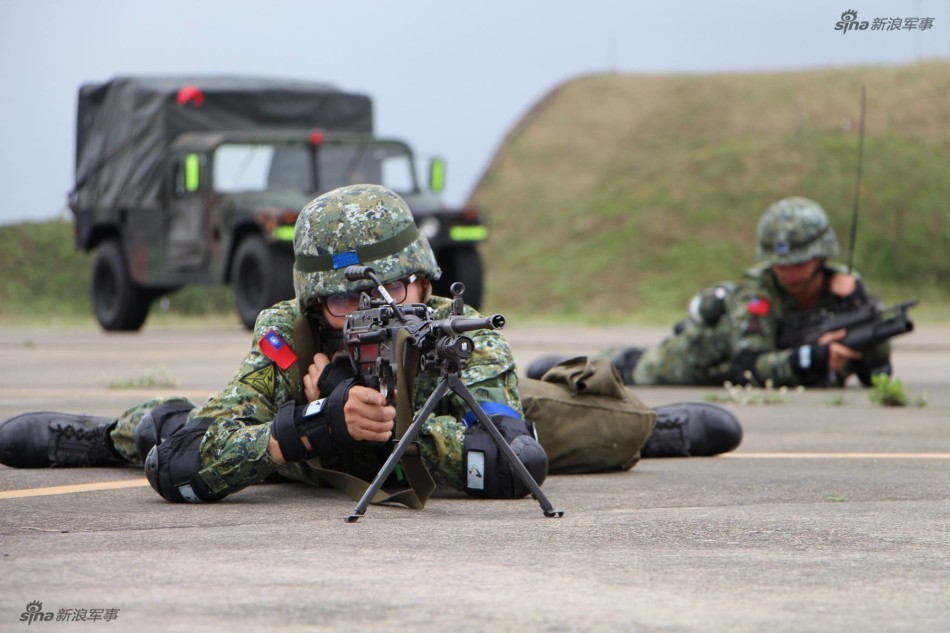台军草莓陆航特种兵天兵操演 叫嚣铸造空中长城