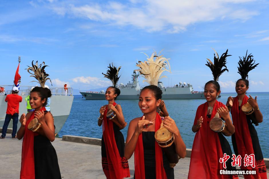中国海军神盾舰首访东帝汶 漂亮少女们起舞欢迎