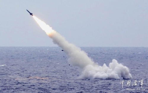 1/7 图为中国海军新型常规潜艇水下发射潜射反舰导弹.
