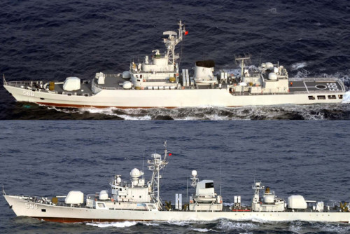 拍摄到正在向东南方航向的中国海军两艘护卫舰