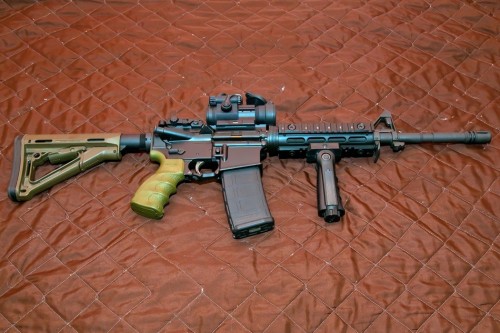 这款与美国m4卡宾枪类似的突击步枪做工精湛,还配套了战术导轨以及