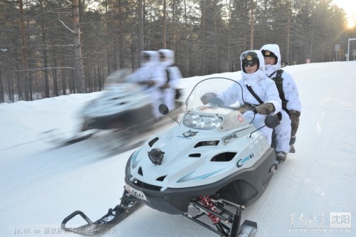 沈阳军区边防团官兵乘坐摩托雪橇巡逻北陲9