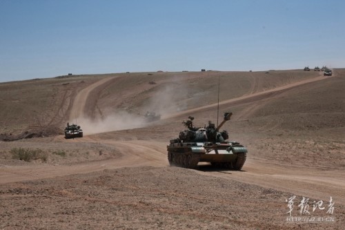 红方部队开进朱日和基地 大批62式轻型坦克参战