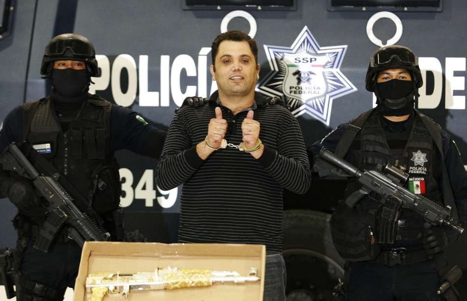 墨西哥使用包金ak-47步枪大毒枭被捕