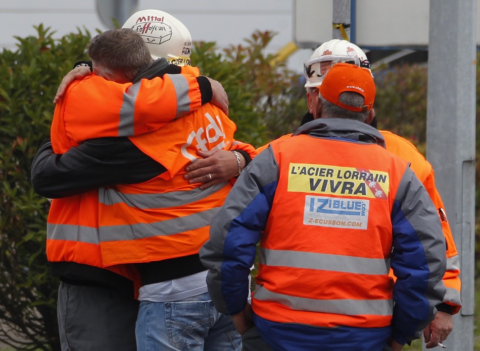 工人与防暴警互相推搡