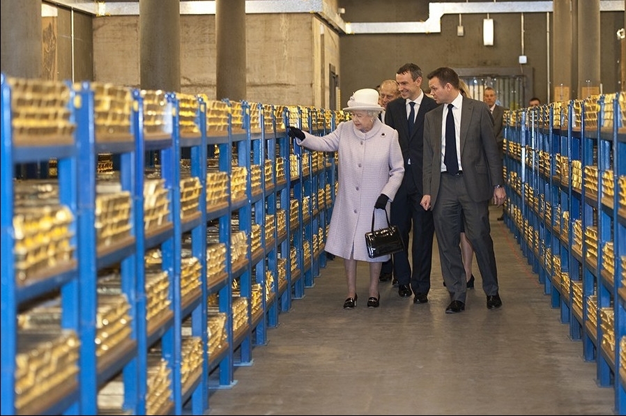 着英格兰银行的秘密金库,共存放着4600吨金砖,总价值达到3178亿美元
