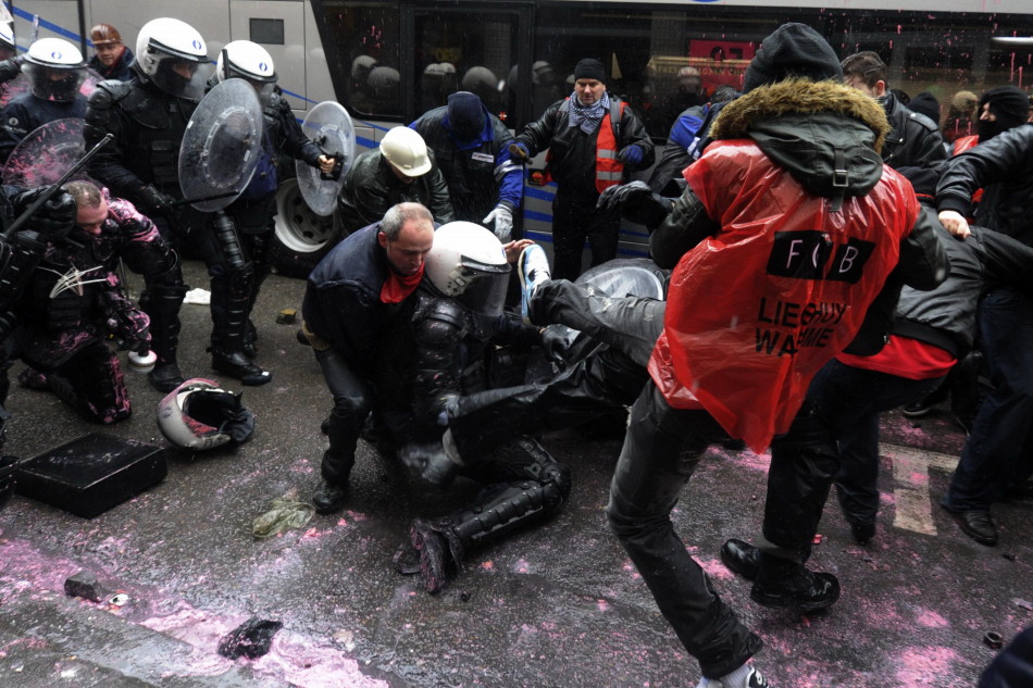 比利时被裁钢铁工人与警察斗殴