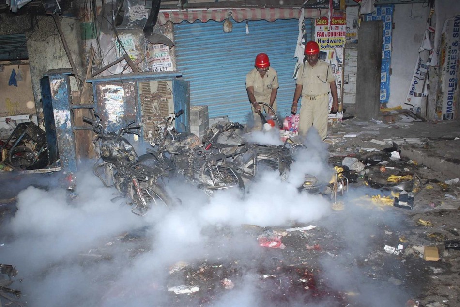 消防员在扑灭现场燃起的火焰