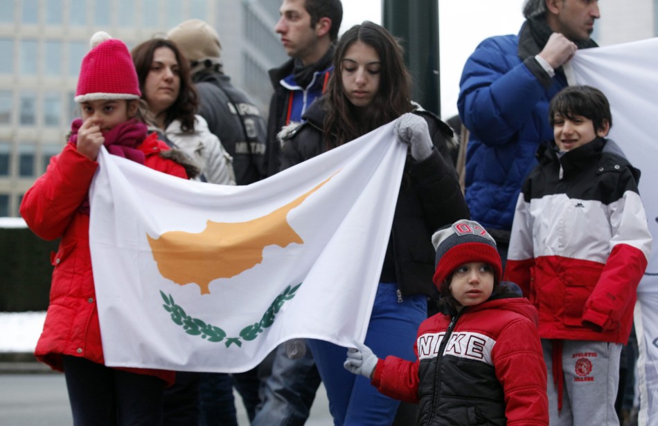 24日塞浦路斯人带着小孩到欧元集团外抗议