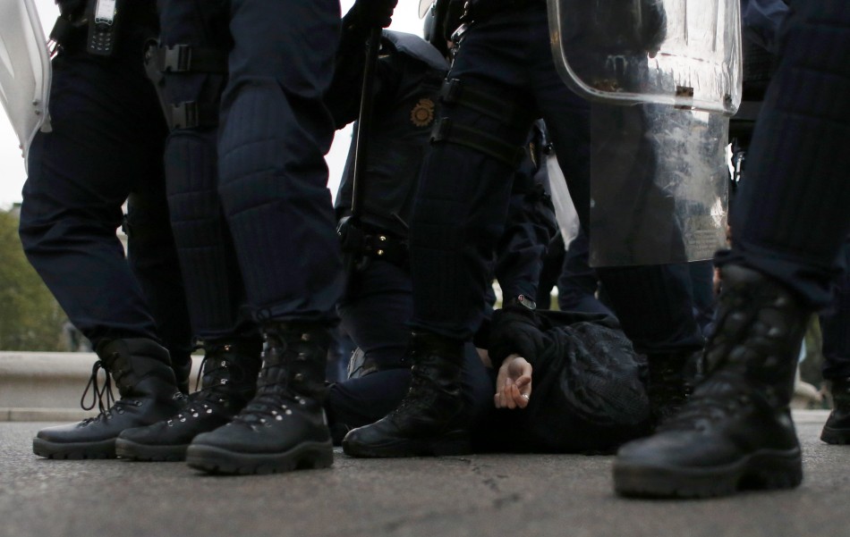 一位抗议者被警察包围并摁倒