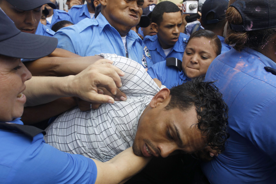 抗议者与警察扭打