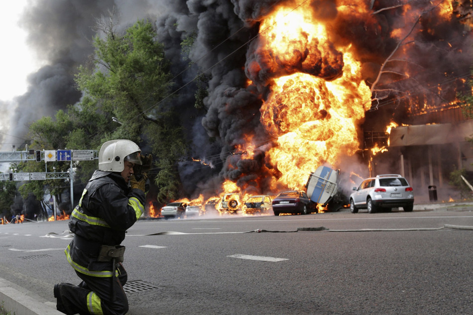 16吨油罐车当街爆炸点燃公寓