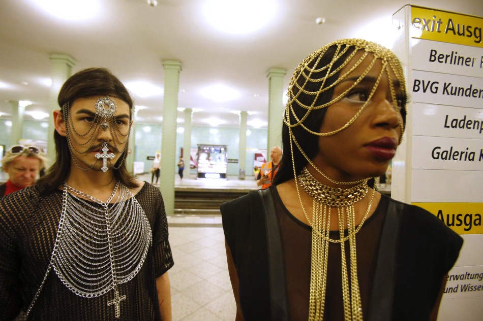 披金戴银身穿另类服装的模特