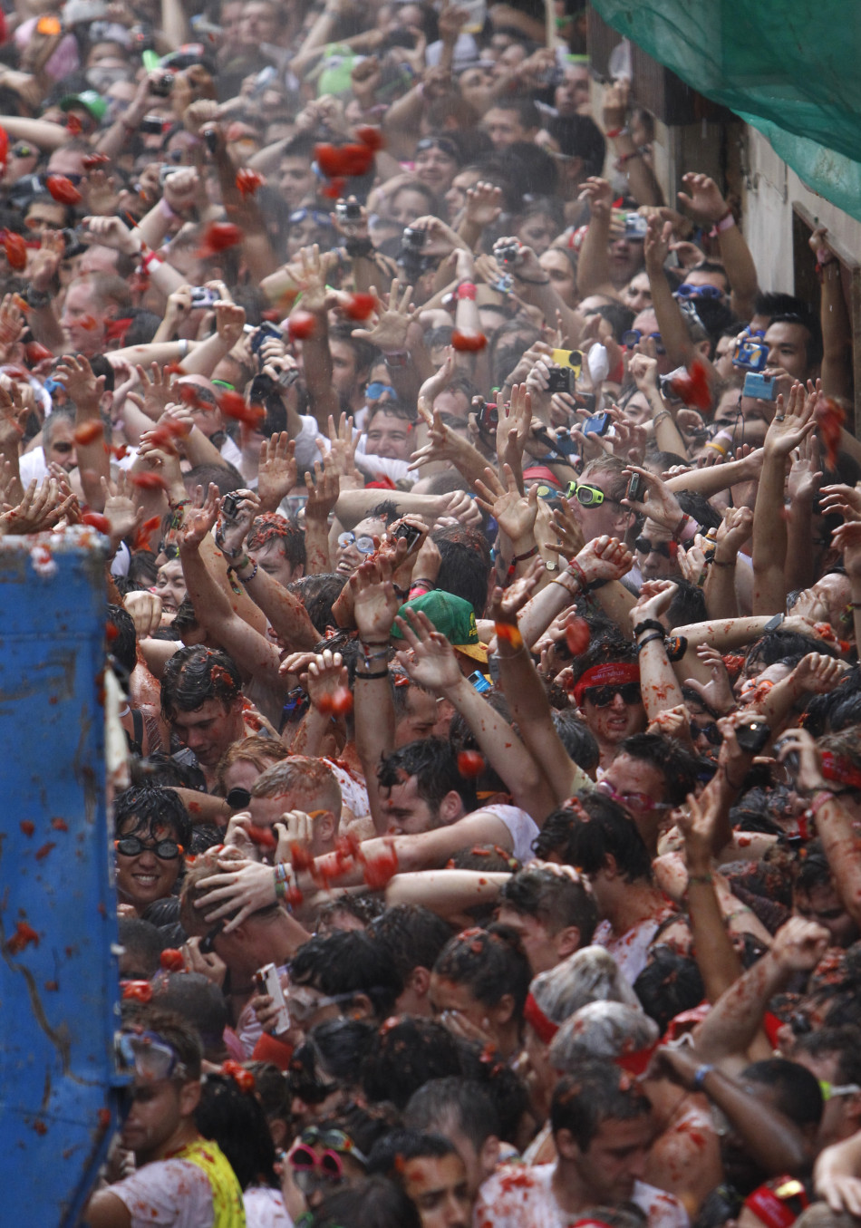 狂欢人群将bunol村主路堵得满当当