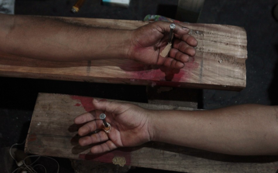 的刚烈抗议进入第18天,其中8位司机一开始就将自己的手钉到十字架上