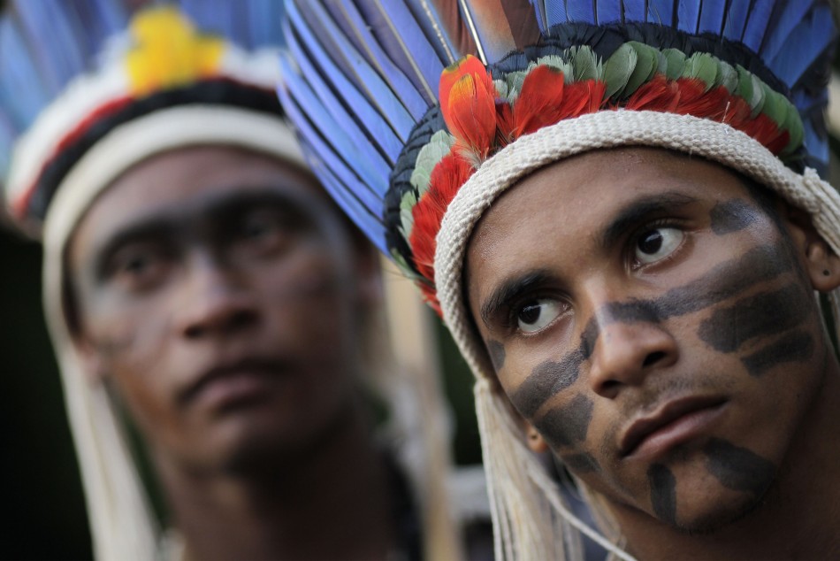 聆听领袖演讲的年轻印第安人