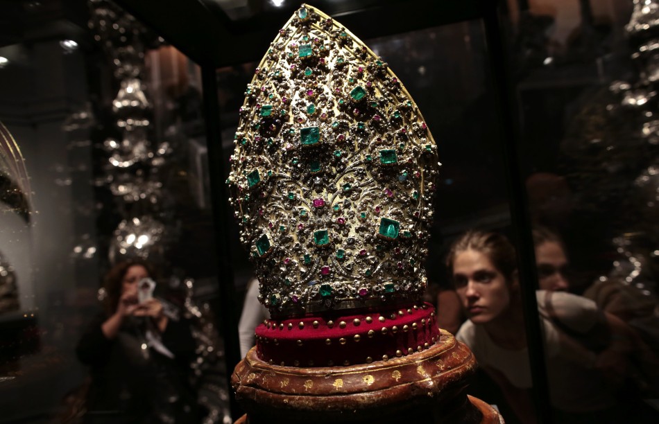 游客端详精美的主教法冠