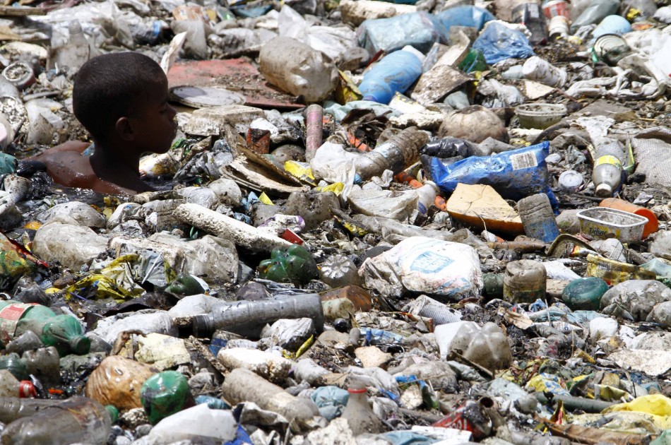 6日路透社发组图,揭示巴西累西腓贫民窟每天投身污染的arruda运河捡