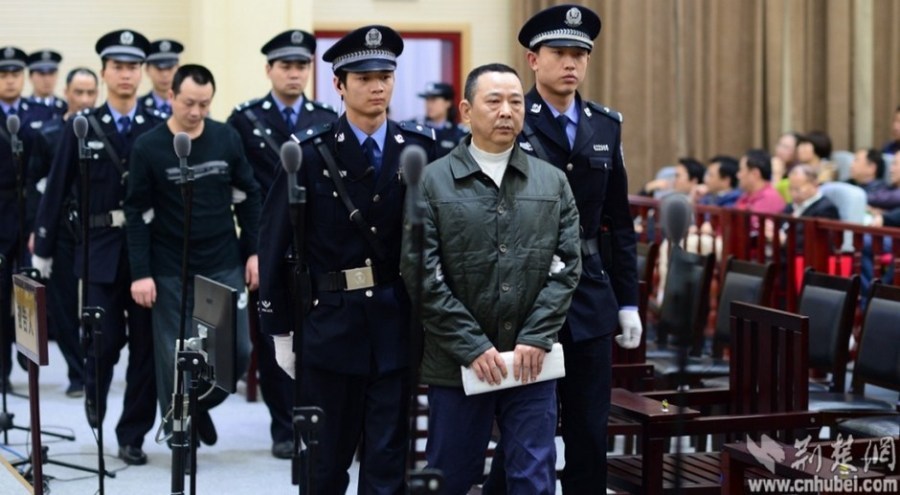 涉黑富豪刘汉庭审现场情绪失控痛哭