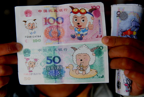 儿童银行纸币惊现公交车