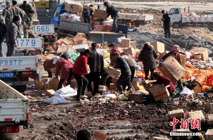 徐州销毁假冒商品遭哄抢