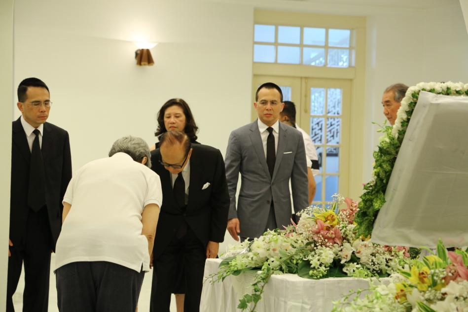 李嘉诚和李光耀儿媳何晶相互致礼