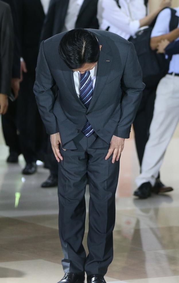 8月3日下午次子辛东彬从日本抵达韩国金浦机场.