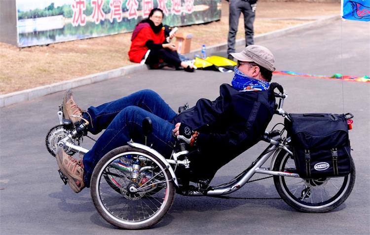 2014年03月16日,辽宁省沈阳市,一位市民在自造的躺骑自行车上骑行.