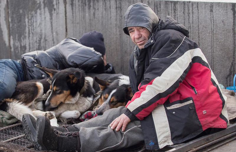 俄经济危机:流浪汉露宿街头凄惨无比_高清图集_新浪网