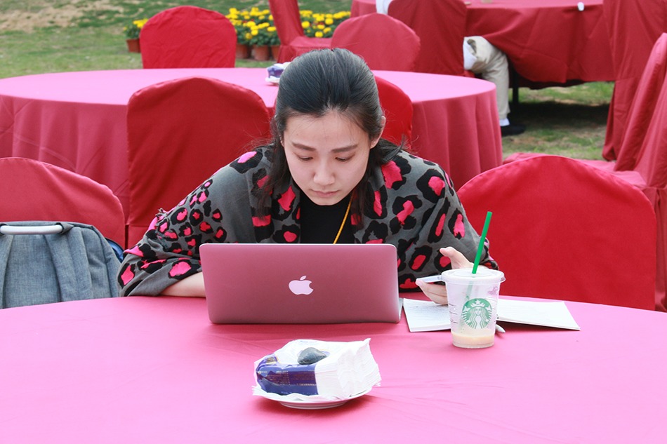 博鳌来了:美女记者在写稿