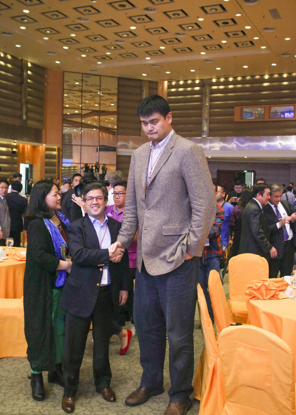 马云姚明博鳌年会上深情对视获赞最萌身高差