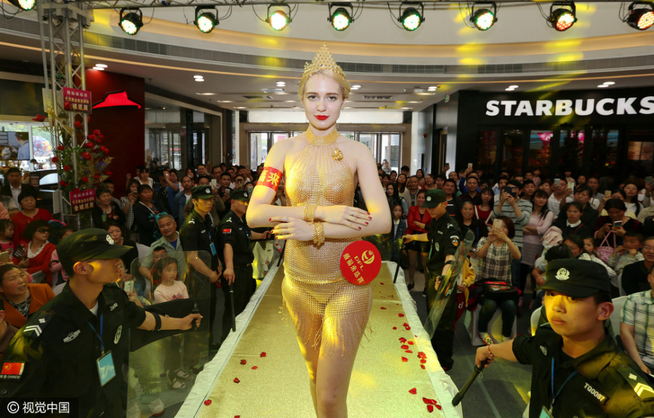 美女模特穿黄金走秀现场金饰价值1000万元