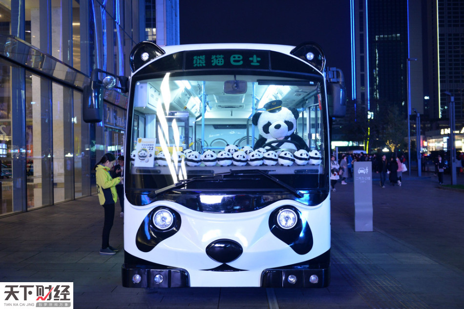 成都"史上最萌公交车"熊猫巴士引围观