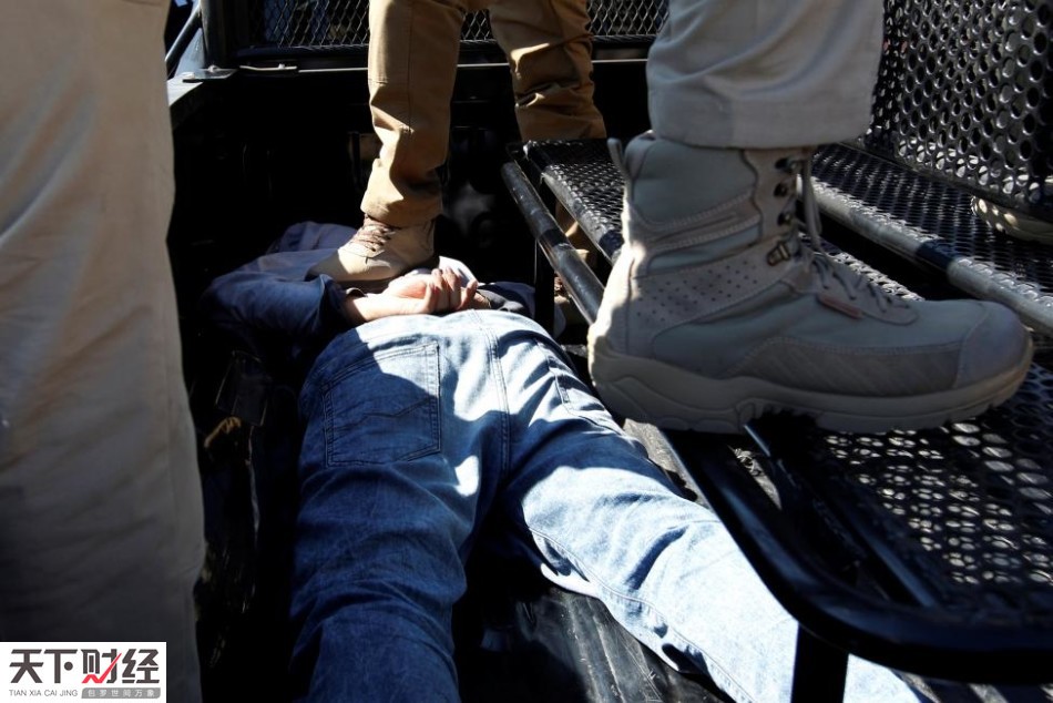 抢劫者遭逮捕并被警察踩住