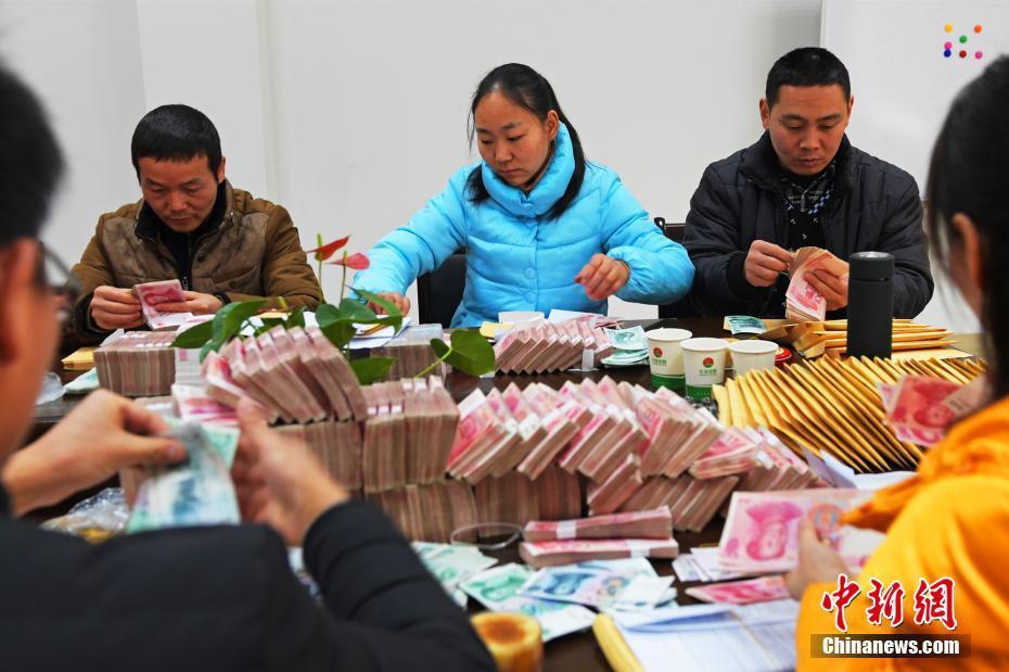 湖北一公司为农民工发工资 2500万现金现场发放_高清图集_新浪网