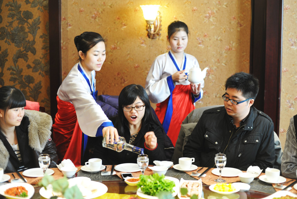 独家盘点:摄影师镜头下的朝鲜服务员