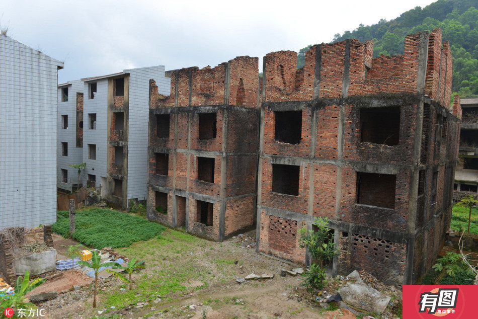 这片烂尾别墅群的名字叫"玉岭山庄",为深圳宝家兴房地产公司1992年