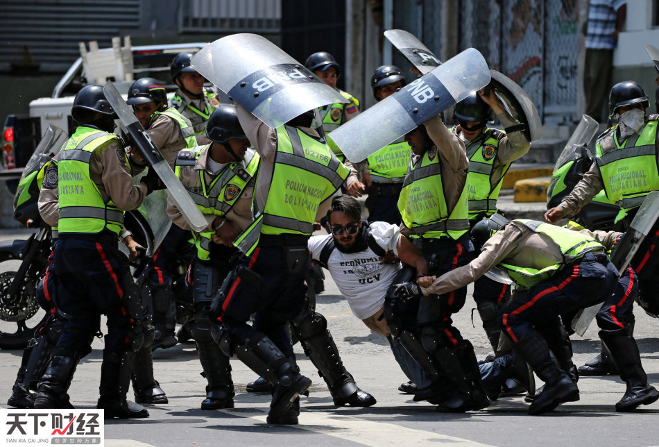 一名抗议者被警察盾阵包围并逮捕