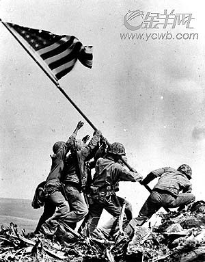 国际新闻 正文  美军发动硫黄岛登陆战4天后,即1945年2月23日,美军