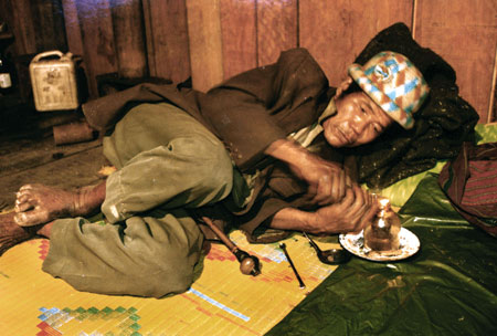 禁毒之后,在佤邦60岁以上的人吸食鸦片政府不予追究.