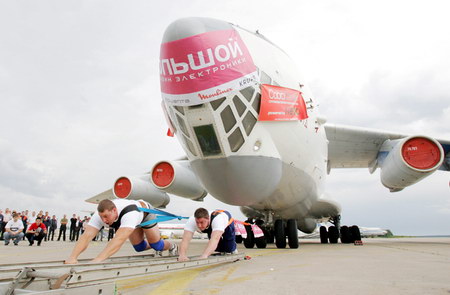 拉飞机的大力士(图)