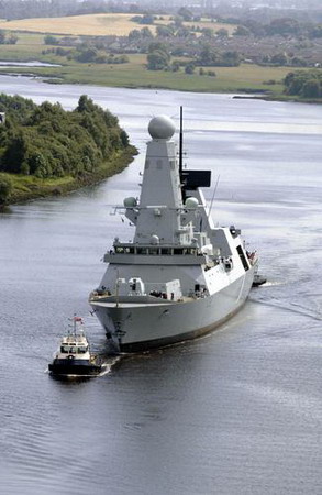 英国皇家海军首艘45型驱逐舰勇敢号试航