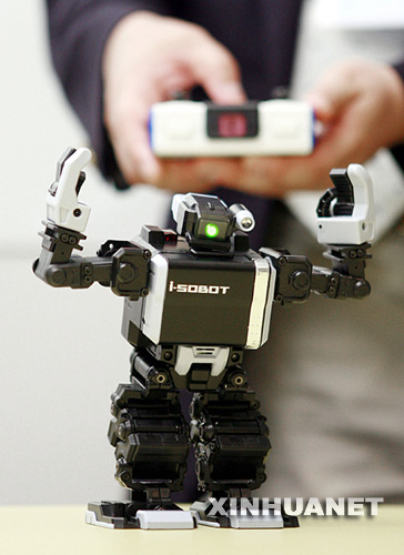 日本推出世界最小人形步行机器人