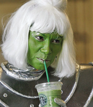 长着一张绿脸,喝着绿饮料的"火星人".(等等,星巴克也有火星分店?