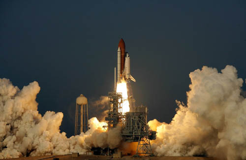 国际新闻 正文    人群观看奋进号升空      中国日报网环球在线